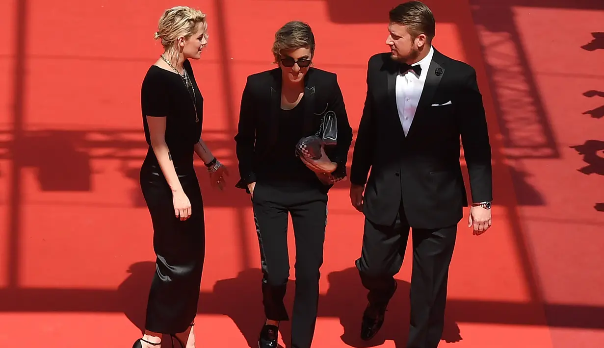 Ia pun tidak ingin menutupi hubungan tersebut di depan publik. Kristen Stewart dan Alica kerap memamerkan kemesraan di muka umum. (AFP/Bintang.com)