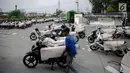Pada H-2 lebaran, pengiriman paket sepeda motor menggunkan jasa pengiriman kereta api mulai meningkat dengan tujuan kota Jawa Tengah dan Jawa Timur di Stasiun Pasar Senen, Jakarta, Jumat (23/6). (Liputan6.com/Faizal Fanani)