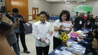 Ketua DPR Setya Novanto saat menggunakan hak pilihnya di Pilkada DKI Jakarta. (Liputan6.com/Taufiqurrohman)