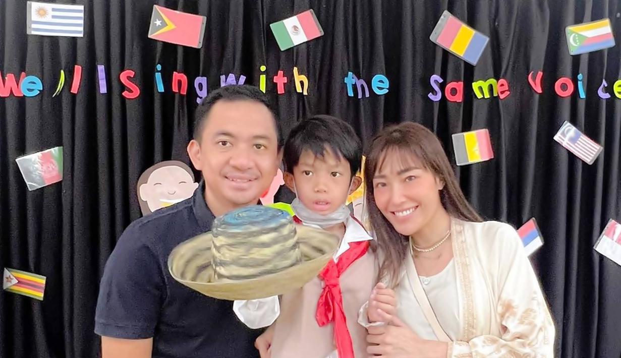 Diketahui bahwa keduanya saling memiliki kesibukan dalam pekerjaan masing-masing, namun sebagai orang tua, Ayu dan Regi selalu punya waktu untuk buah hatinya. Terlihat keduanya menemani sang anak dalam acara UN Day di sekolah buah hatinya.
 (Liputan6.com/IG/@mrsayudewi)