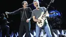 Eddie Van Halen (kanan) dan David Lee Roth tampil di Wantagh, NY pada 13 Agustus 2015. Musisi Belanda-Amerika legendaris ini telah menjalani perawatan untuk kanker tenggorokan yang dideritanya. (Photo by Greg Allen/Invision/AP, File)