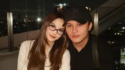 Mahalini Raharja dan Rizky Febian menikah pada 10 Mei 2024 di Hotel Raffles Kuningan, Jakarta Selatan. Bulan depan memasuki usia pernikahan ke-1 tahun, rumah tangga pasangan ini makin hangat karena kehadiran Selina. Meski sudah jadi orang tua, namun pelantun tembang Bermuara ini tak kehilangan momen untuk nikmati waktu berdua dengan jalan-jalan hingga liburan singkat. (Liputan6.com/IG/@mahaliniraharja)
