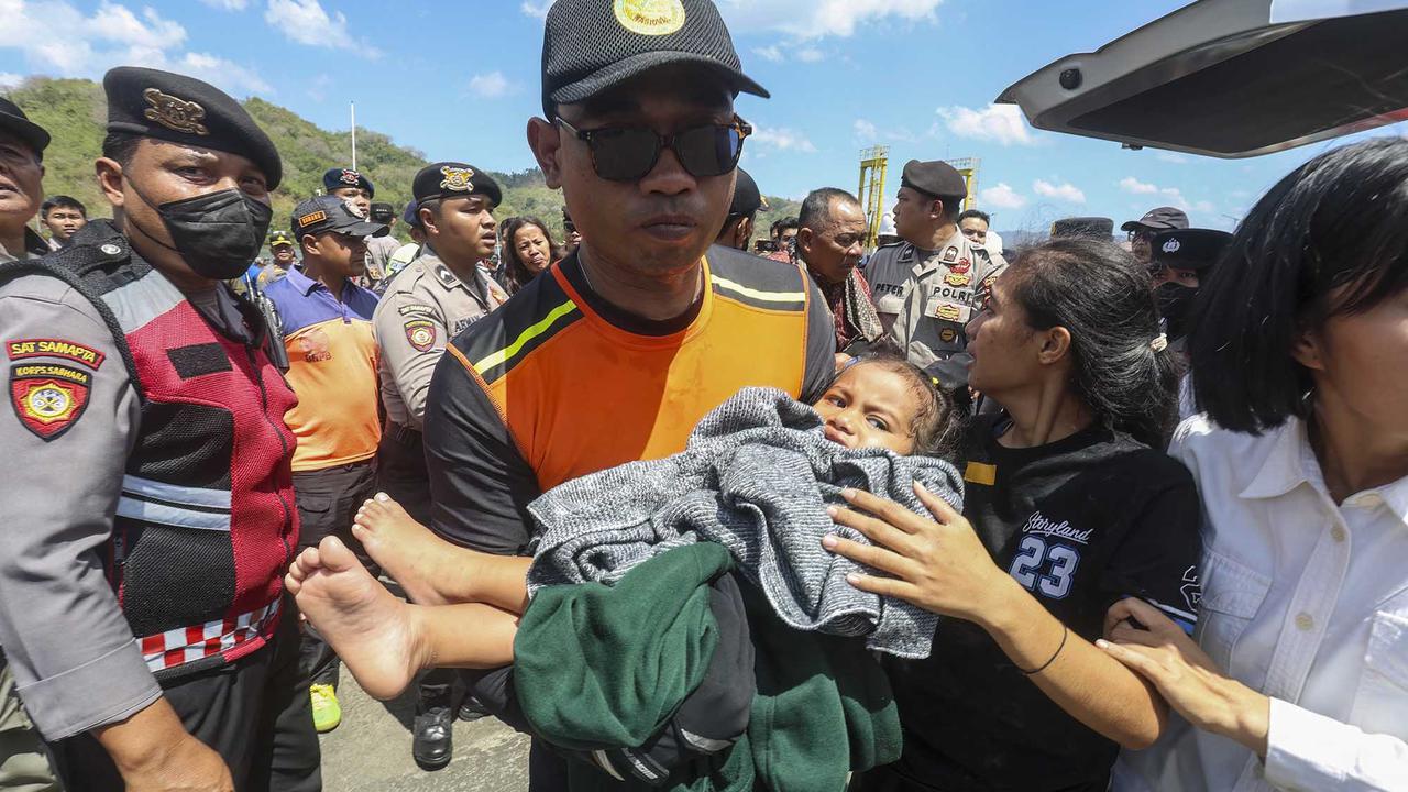 Evakuasi Korban Kebakaran KMP Putri Yasmin di Selat Lombok