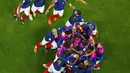 Penyerang Prancis, Randal Kolo Muani diberi selamat oleh rekan satu timnya setelah mencetak gol kedua timnya ke gawang Maroko selama pertandingan semifinal Piala Dunia 2022 di Maroko di Stadion Al Bayt di Al Khor, Qatar, Kamis (15/12/2022). Prancis menang atas Maroko dengan skor 2-0.  (AP Photo/Petr David Josek)