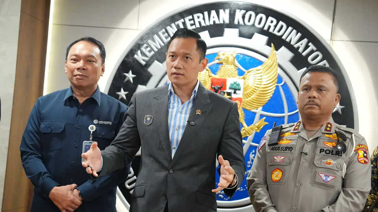 Menteri Koordinator Bidang Infrastruktur dan Pembangunan Kewilayahan Republik Indonesia Agus Harimurti Yudhoyono (AHY) (tengah) bersama Kakorlantas Polri Irjen Agus Suryonugroho (kanan) (Istimewa)