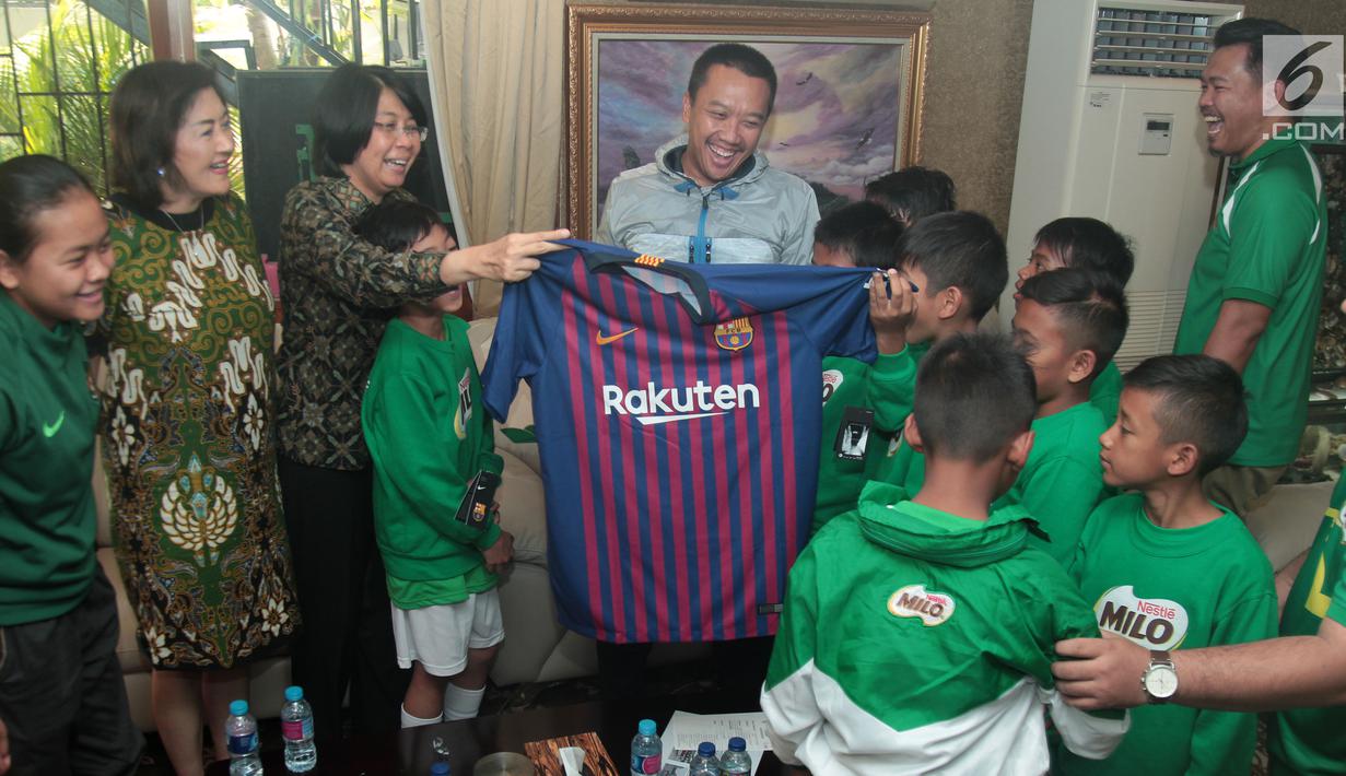 Menpora Imam Nahrawi saat menyambut kedatangan delapan pemain terbaik MILO Football Championship 2018 di Rumah Dinas Menteri Pemuda dan Olahraga Republik Indonesia, Jakarta (5/10). (Liputan6.com/Rizky)