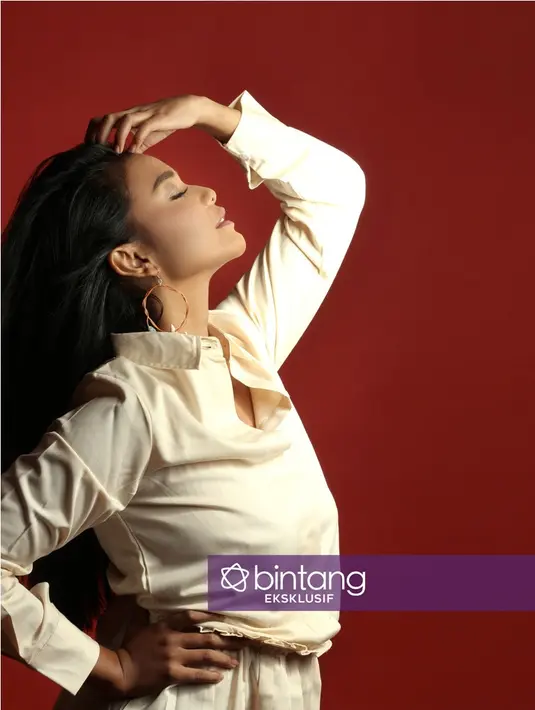 "Selama ini di zona nyaman aku di musik. Karena sejauh ini aku memang suka film. Sebelum main film aku suka nonton, mengkritik, dan membahas film jadi ini tantangan aku untuk ambil bagian dalam sebuah film," ujarnya. (Galih W. Satria/ dok. Bintang.com)