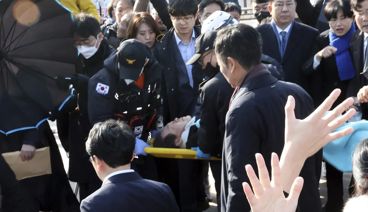 <p>Laporan kantor berita Yonhap menyebut Lee tetap dalam kondisi sadarkan diri usai ditikam, namun pendarahan di lehernya terus berlanjut. (Ha Kyung-min/Newsis via AP)</p>