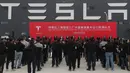 Sebuah upacara menandai ekspor kendaraan Tesla Model 3 yang diproduksi di China digelar di gigafactory Tesla di Shanghai, China pada 26 Oktober 2020. Pabrikan mobil AS, Tesla mengumumkan akan mengekspor 7.000 kendaraan Model 3 yang diproduksi di China ke Eropa pada Selasa (27/10). (Xinhua/Ding Ting)