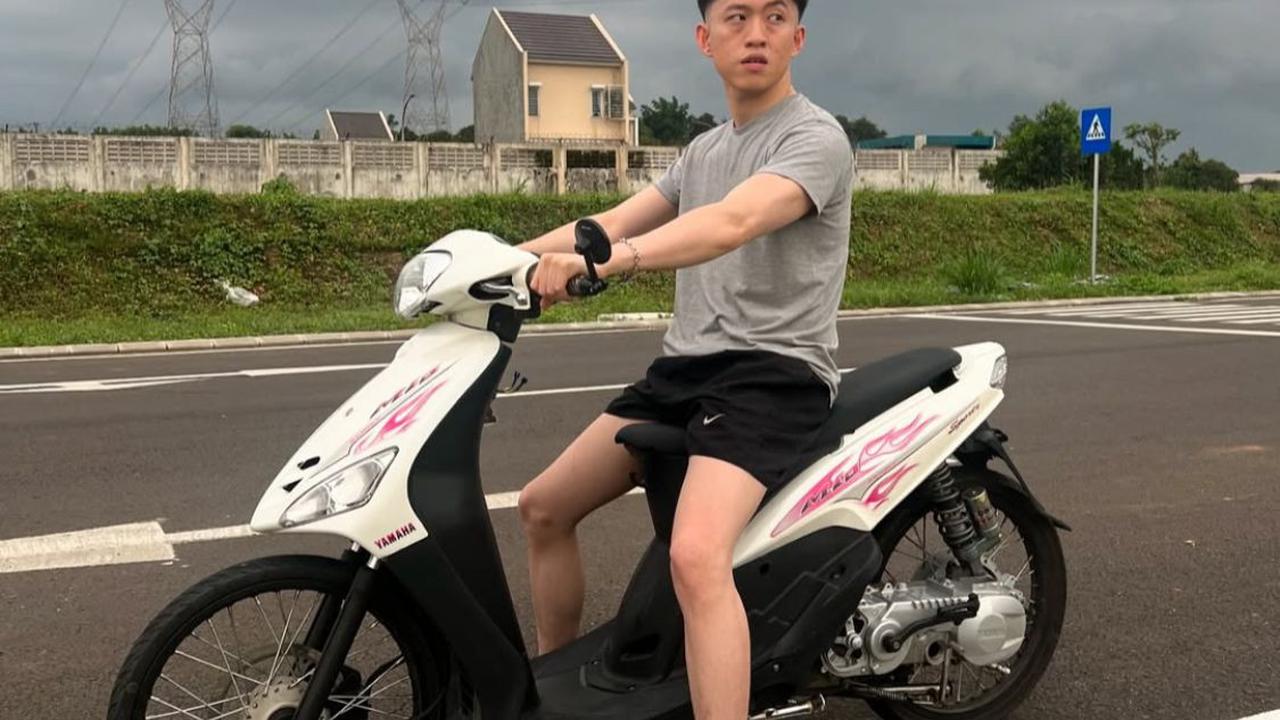 Rich Brian Santai Naik Motor Matic di Indonesia, Gayanya Bikin Warganet Terhibur