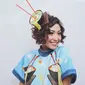 Saat muncul di Dahsyatnya Awards 2017, Ayu Dewi tampil unik dengan busananya yang bertema mie ayam. (Bintang Pictures)