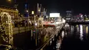 Para wisatawan dapat menikmati semarak lampu di sekitar kanal yang terkenal di kota Amsterdam ini. (Liputan6.com/Unoviana Kartika Setia)