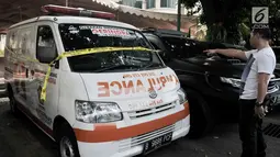 Seorang pria menunjuk ambulans Partai Gerindra yang terparkir di halaman Mapolda Metro Jaya, Jakarta, Kamis (23/5/2019). Ambulans milik Partai Gerindra Tasikmalaya berpelat nomor B 9686 PCF tersebut diamankan polisi karena diduga mengangkut batu dalam Aksi 22 Mei. (merdeka.com/Iqbal Nugroho)