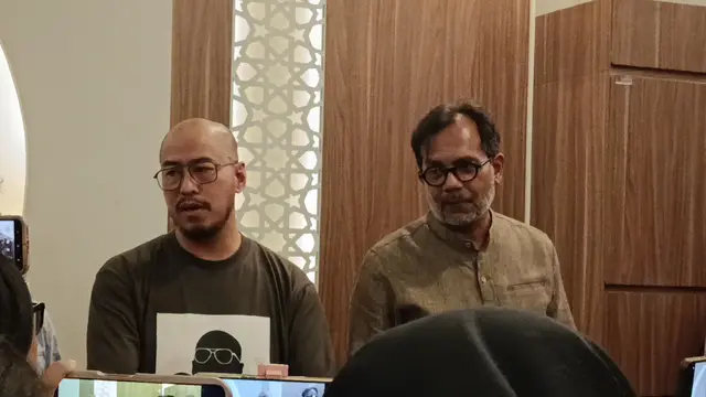 Komika Pandji Pragiwaksono dan pengacara Haris Azhar