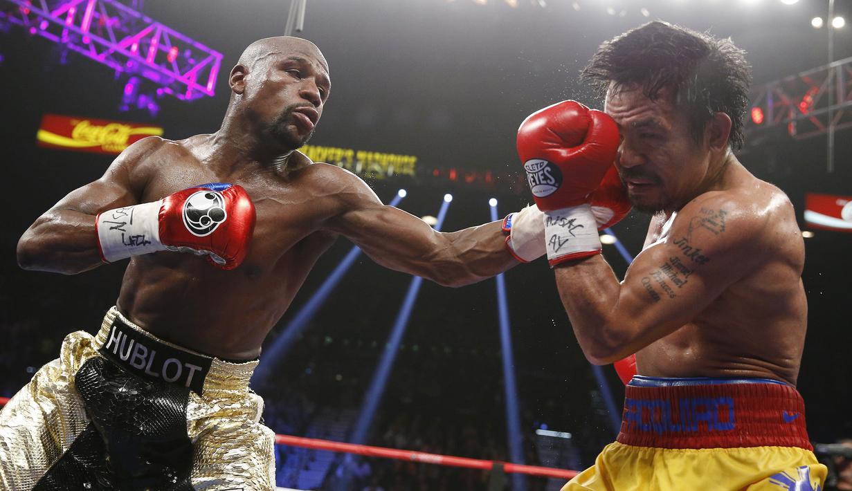 Mayweather Jr. memberikan pukulan keras ke arah wajah Pacquiao. (AP Photo/John Locher)