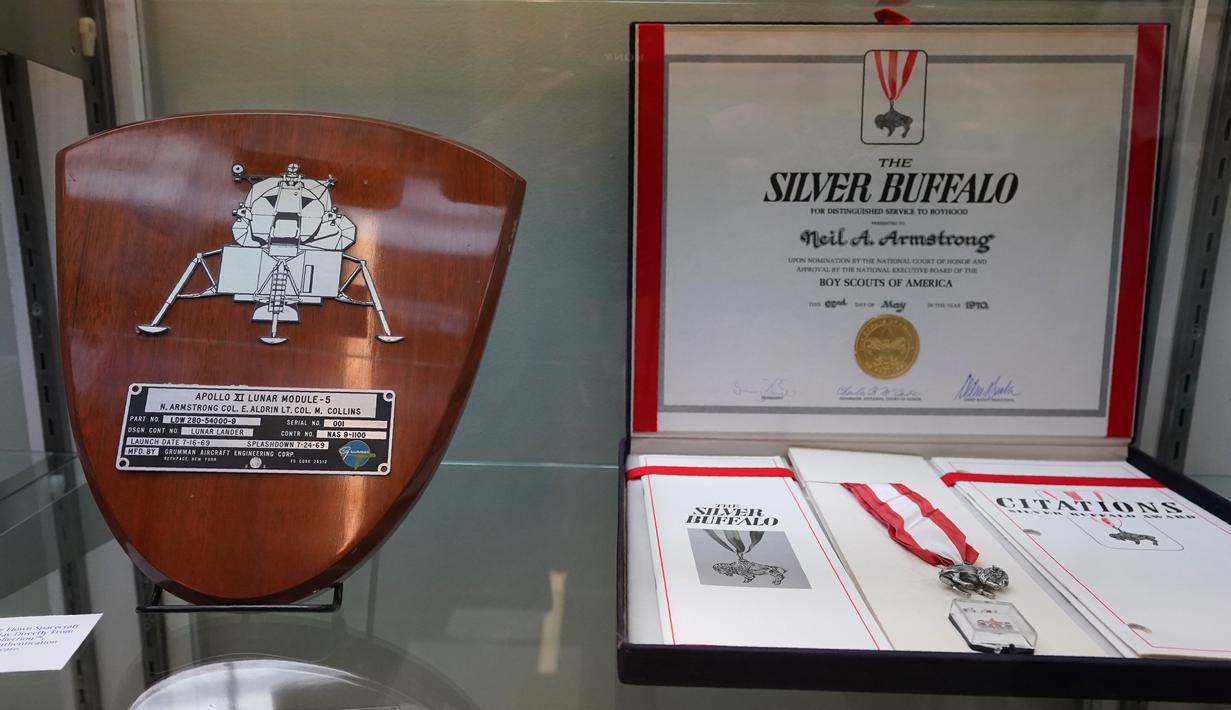 Barang-barang milik astronot AS, Neil Armstrong yang ditampilkan di Heritage Auctions, New York pada 2 Oktober 2018. Berbagai jenis barang Armstrong, termasuk yang tidak terkait dengan misi ke Bulan, dilelang pada 1 November 2018. (Don EMMERT/AFP)