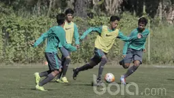 Pemain seleksi Timnas Indonesia U-16, Ikhsanul Zikra, berusaha melewati para pemain peserta seleksi lainnya. latihan kali ini lebih menekankan ke pemahaman taktik bertahan, menyerang dengan transisi. (Bola.com/M Iqbal Ichsan)