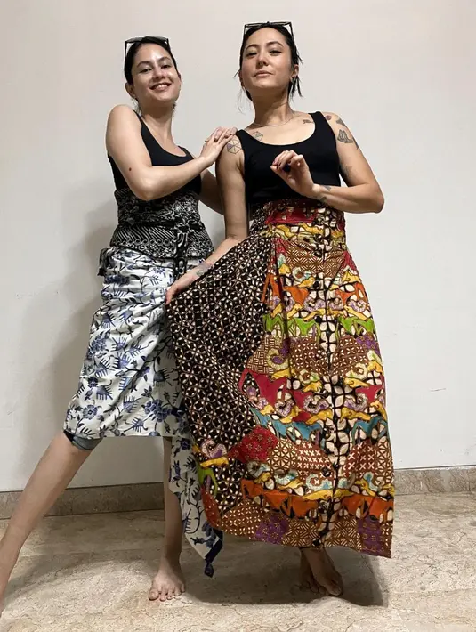 Di hari Kemerdekaan Indonesia yang ke 77, Clara Bernadeth beradu gaya dengan Poppy Sovia. Clara sendiri memadukan dua katin batik dengan corak berbeda warna hitam putih dan tank top (instagram/clarabernadeth)