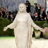 Karpet merah Met Gala 2026 kembali dipenuhi tampilan spektakuler, namun Heidi Klum berhasil mencuri perhatian dengan gaya paling tak biasa. [@metgalaofficial_].