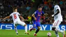 Pemain Barcelona Yusuf Demir (tengah) berebut bola dengan pemain Bayern Munchen Joshua Kimmich pada pertandingan Grup E Liga Champions di Stadion Camp Nou, Barcelona, Spanyol, Selasa (14/9/2021). Bayern Munchen menang 3-0. (AP Photo/Joan Monfort)