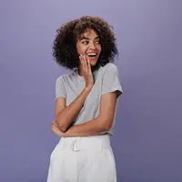 Perempuan dengan rambut ikal (Foto Dok: Freepik/lookstudio).