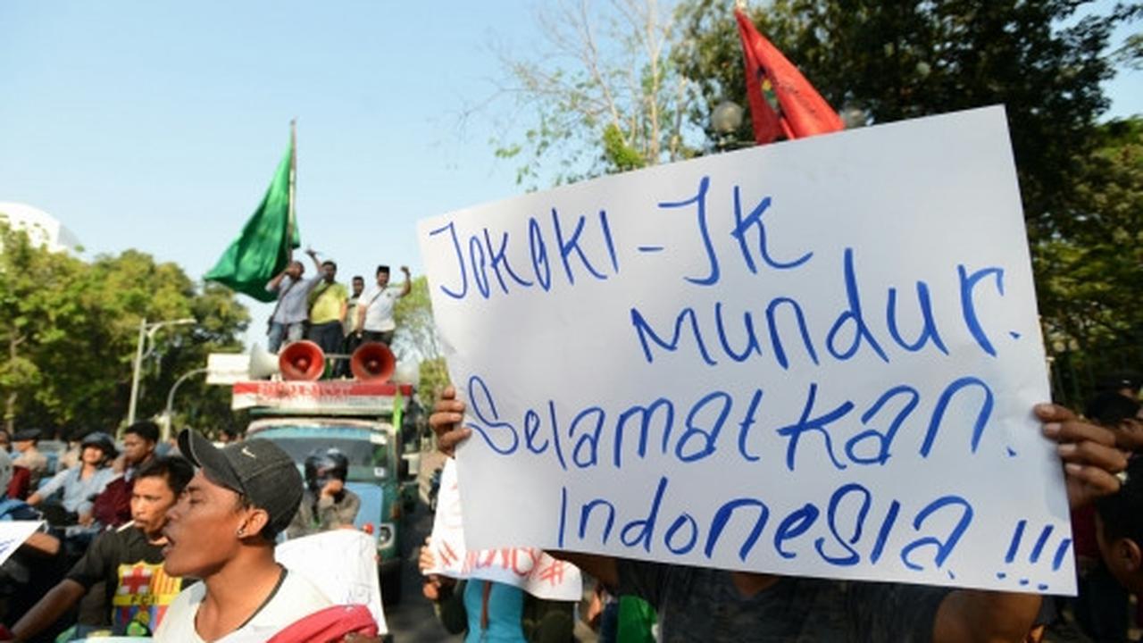 Aksi tarik mandat Jokowi-JK di depan Istana