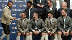 Pemain-pemain Bayern Munchen melakukan sesi foto dengan memakai kostum tradisional Bavaria. Pemain baru Munchen, Arturo Vidal pun turut serta dalam sesi foto tersebut. (25/8/2015). (AFP Photo/Christof Stache)