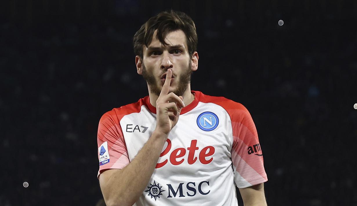 Pemain Napoli, Khvicha Kvaratskhelia, melakukan selebrasi setelah mencetak gol ke gawang Cremonese pada laga Liga Italia di Stadion Diego Armando Maradona, Minggu (12/2/2023). Tambahan tiga angka membuat Napoli berlari sendiri di puncak klasemen. (Alessandro Garofalo/LaPresse via AP)