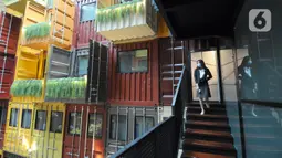 Tamu berjalan di Q Square Qubika Hotel, Serpong, Tangerang, Banten, Selasa (12/10/2021). Tarif menginap di Q Square Qubika Hotel sebesar Rp 400 ribu hingga Rp 1,2 juta per malam. (merdeka.com/Arie Basuki)