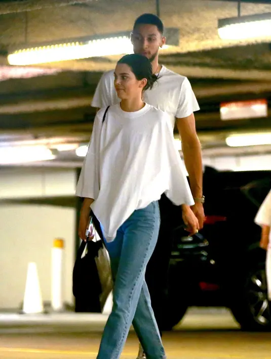 Kendall pun terlihat bahagia bersama dengan Ben. (CelebMafia)