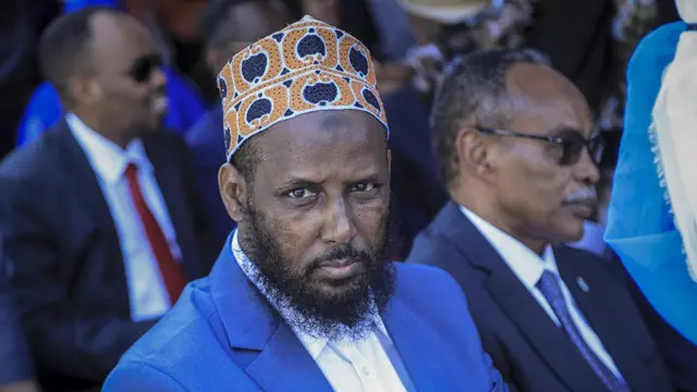Mantan wakil pemimpin kelompok ekstremis Al-Shabab, Mukhtar Robow, diangkat menjadi menteri urusan agama, di ibu kota Mogadishu, Somalia Selasa, 2 Agustus 2022. (AP Photo/Farah Abdi Warsameh)