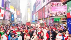 Orang-orang yang berpakaian seperti Sinterklas berkumpul untuk acara tahunan Santacon di Father Duffy Square, New York City, Sabtu (14/12/2019). Santacon terjadi secara tradisional di hari Sabtu kedua tiap Desember. (Gabby Jones/Getty Images/AFP)