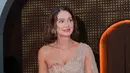 <p>Luna Maya hadir dengan model lehenga modern dengan siluet dress strapless model heart neck dihiasi dupatta atau selendang panjang dengan warna nude dihiasi beads silver. Kalung model silver tampa liontin. Sambil membawa handbag hitam salur silver. Rambut pendeknya ditata wavy. [@lunamaya]</p>