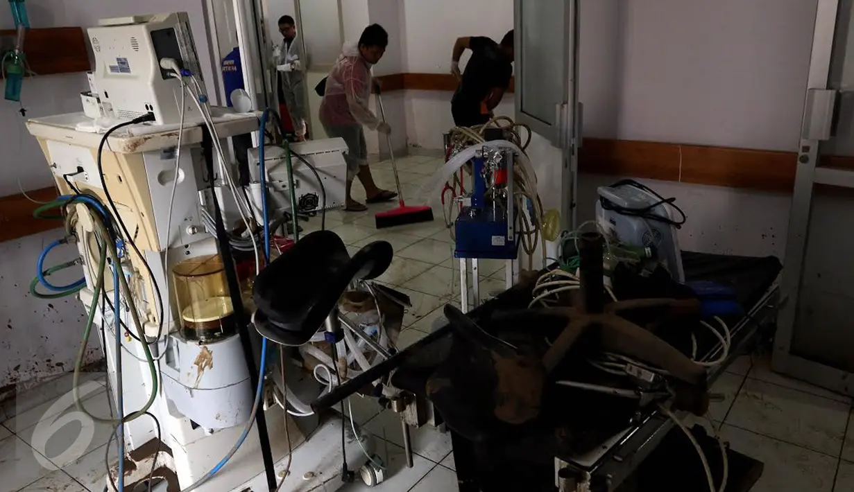 Petugas membersihkan sisa lumpur yang menggenangi RSUD dr Slamet akibat banjir bandang dari aliran sungai Cimanuk di Kabupaten Garut, Kamis (22/9). Pasca diterjang banjir bandang, peralatan perlengkapan RSUD dr Slamet rusak. (Liputan6.com/Johan Tallo)