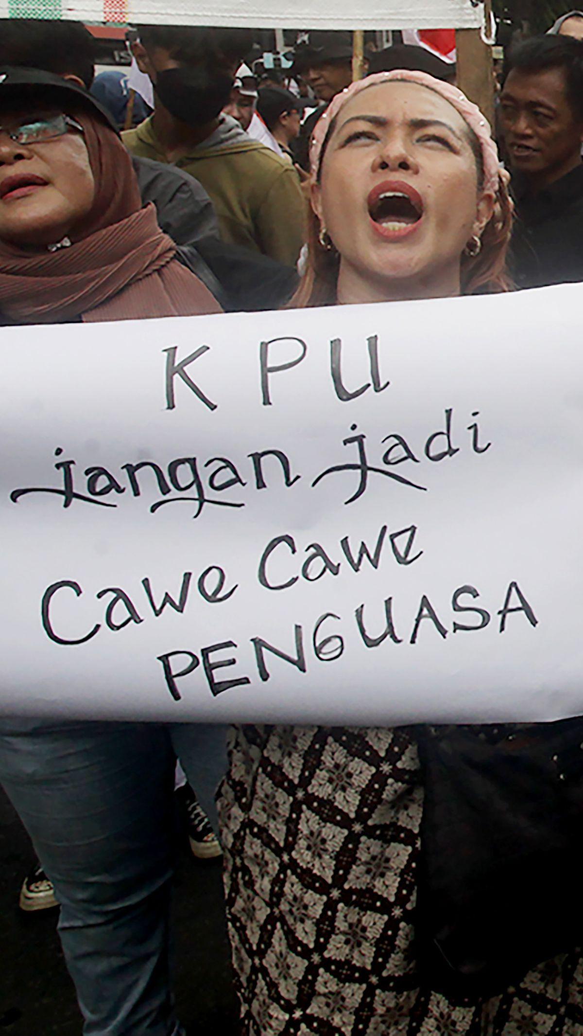 Massa membawa berbagai atribut dalam aksi unjuk rasa ini, mulai dari poster hingga spanduk.&nbsp;Merdeka.com/Arie Basuki