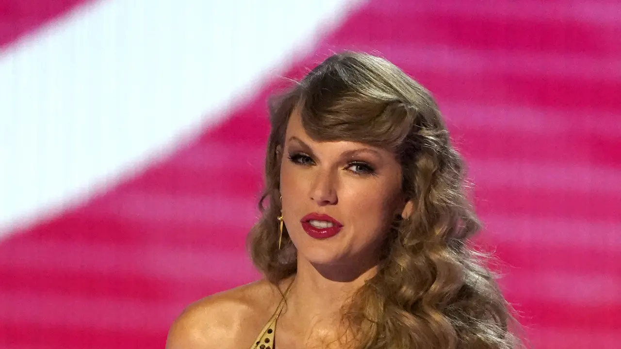 Pesona Taylor Swift Saat Raih Penghargaan di AMA 2022