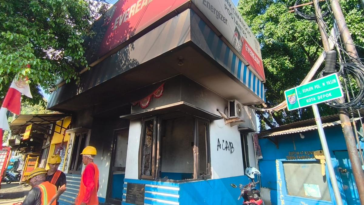 Saksi Ungkap Detik-Detik Massa Bakar Pos Polisi di Depok
