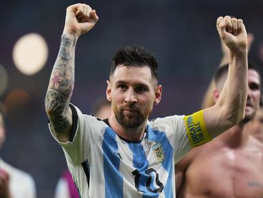 Lionel Messi berhasil mencatatkan laga ke-1000nya saat laga 16 besar Piala Dunia 2022 antara Argentina melawan Australia di Ahmad bin Ali Stadium, Minggu (04/11/2022) dini hari WIB. Di saat yang bersamaan, La Pulga juga dibanjiri dengan berbagai rekor baru hingga sukses menyamai catatan Ronaldo bahkan menyalip torehan sang legenda sepak bola Argentina, Diego Armando Maradona. (AP//Petr David Josek)