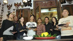 Sejumlah pemain film 'Kampung Zombie' hadir dalam acara syukuran film yang telah selesai mereka rampungkan, Pondok Indah, Jakarta Selatan, Senin (7/12/2014). (Liputan6.com/Panji Diksana) 