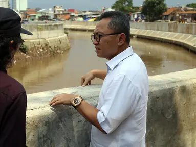 Ketua MPR Zulkifli Hasan saat mengunjungi lokasi normalisasi Bukit Duri, Manggarai, Jakarta, Jumat (10/3). Dalam kunjungannya Ketua MPR berdialog dan mendengarkan aspirasi korban penggusuran normalisasi sungai di Bukit Duri. (Liputan6.com/Johan Tallo)