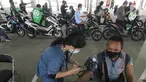 Mitra Gojek melakukan vaksinasi di sentra vaksinasi Indonesia Bangkit Rumah Sakit UI, Depok, Rabu (02/06/2021). Vaksinasi yang merupakan kerjasama dengan Pemerintah Kota Depok, Dinas Perhubungan, Dinas Kesehatan dan Rumah Sakit UI dan XL Axiata melibatkan ratusan mitra Gojek. (Liputan6.com/HO/Ading)