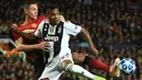 Bek Juventus, Alex Sandro, berebut bola dengan gelandang Manchester United, Nemanja Matic, pada laga Liga Champions di Stadion Old Trafford, Manchester, Selasa (23/10). MU kalah 0-1 dari Juventus. (AFP/Oli Scarff)