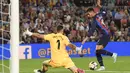 Pemain depan Barcelona Ferran Torres (kanan) bersaing dengan kiper Athletic Bilbao Unai Simon pada pekan ke-11 Liga Spanyol 2022/2023 di Camp Nou, Senin dini hari WIB (24/10/2022). Athletic Bilbao yang sudah berusaha mengimbangi permainan tuan rumah, gagal memperkecil ketinggalan. (Photo by Josep LAGO / AFP)