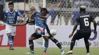 Gelandang Persib Bandung, Hariono, membuang bola saat melawan TIRA Persikabo pada laga Piala Presiden 2019 di Stadion Si Jalak Harupat, Bandung, Sabtu (2/3). Persib kalah 1-2 dari TIRA. (Bola.com/Yoppy Renato)