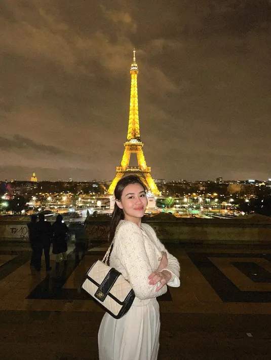 Aaliyah melengkapi penampilannya dengan  tasnya Chanel Quilted Medium Bi-Colour Lambskin Flap Bag Beige Black yang menurut situs Style Theory dijual dengan harga 5.950 SGD atau Rp69 jutaan.  [@aaliyah.massaid]