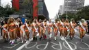 Sejumlah wanita seksi menyusuri jalanan di Sao Paulo, Senin (8/8). Mengenakan bikini, para wanita tersebut mempromosikan kontes Miss BumBum 2016 yaitu kontes yang menganugerahi wanita dengan pantat terindah seantero Brasil. (Miguel SCHINCARIOL/AFP)