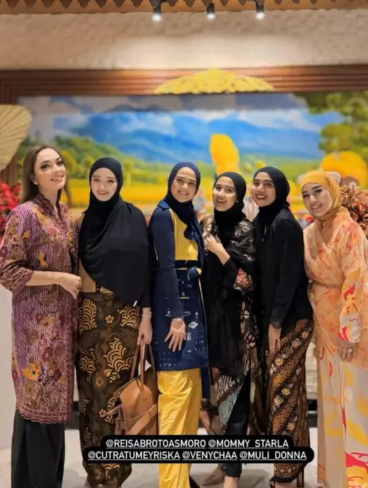 Hadir juga dokter Reisa Broto Asmoro yang terlihat elegan dengan tunik batik warna pinknya dan celana kulot hitam. [@marissyaichareal]