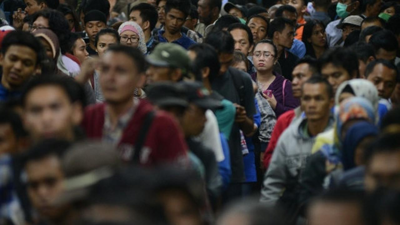 Imbas tabrakan kereta, ribuan penumpang menumpuk di Manggarai
