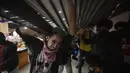 Para pengunjuk rasa mendobrak pintu untuk memasuki supermarket Carrefour selama protes terhadap pembunuhan pria kulit hitam Joao Alberto Silveira Freitas di supermarket Carrefour yang berbeda pada malam sebelumnya, pada Hari Kesadaran Kulit Hitam Nasional Brasil di Sao Paulo, Brasil (20/11/2020). (A