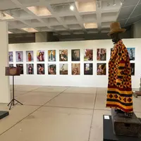 Merdi Sihombing menghadirkan "The Flying Cloth," sebuah pameran yang juga merayakan 25 tahun perjalanan desainer tersebut di industri tekstil dan fesyen. [Dok/Fimela/Hilda Irach].